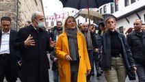 Koruma polisine çanta taşıtması ve şemsiye tutturmasıyla eleştirilen Bakan Ersoy'un eşi Pervin Ersoy sessizliğini bozdu