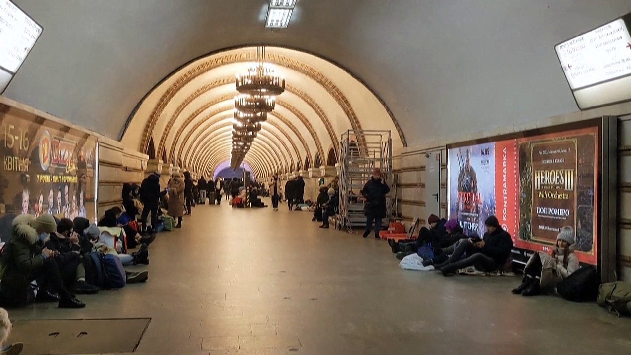 Babys und Kinder im U-Bahn-Bunker in Kiew: 'Sirenen heulen jede Stunde'