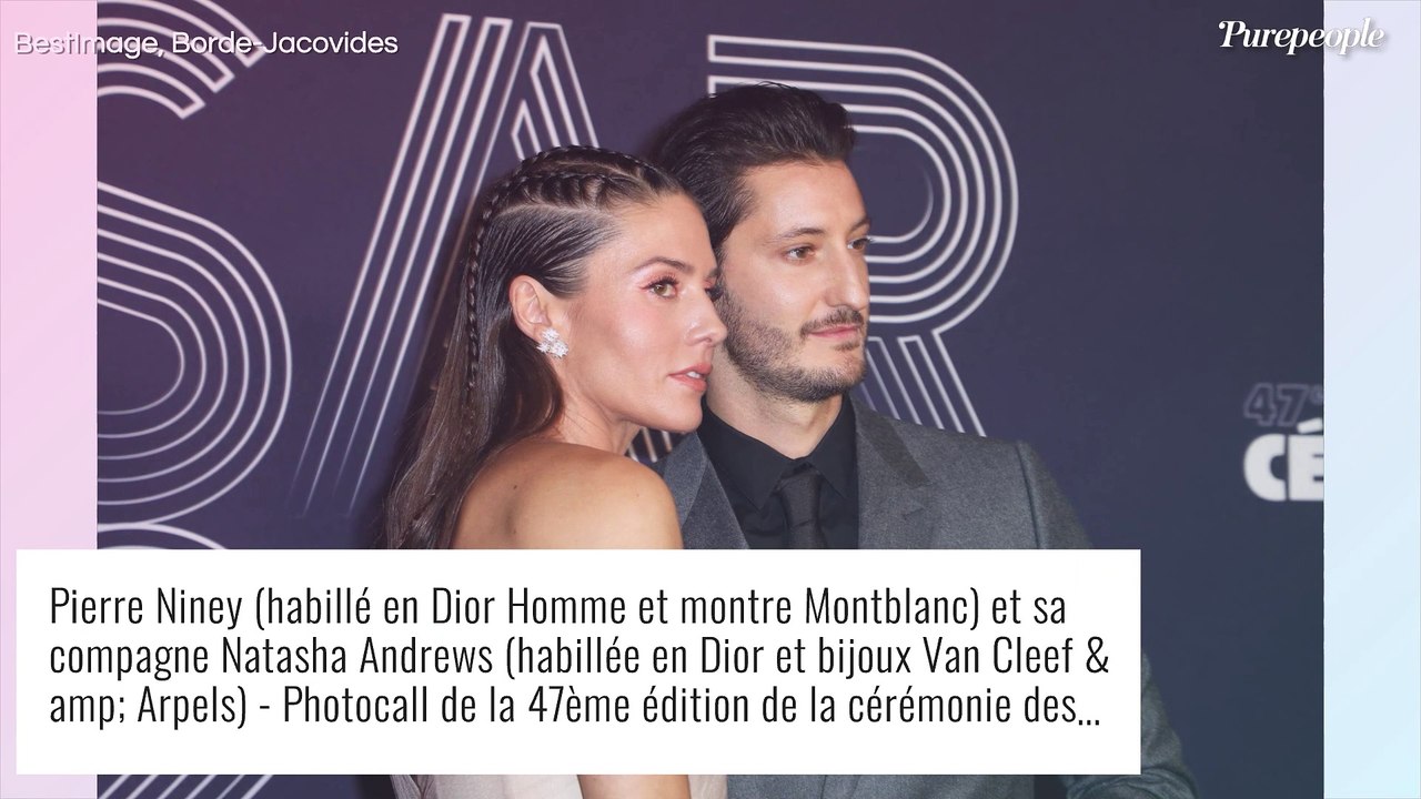 César 2022 - Pierre Niney soutenu de près par sa belle Natasha : regards tendres et... pas de danse !
