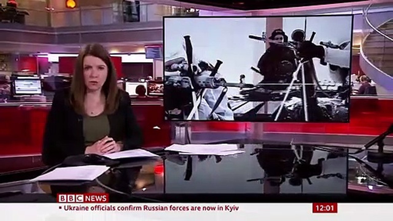 Russian tanks filmed entering Ukraine's capital Kyiv - BBC News