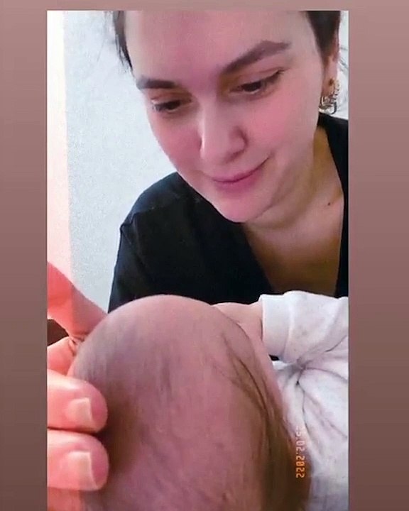 Bergüzar Korel 3 aylık kızıyla çektiği videosunu paylaştı...