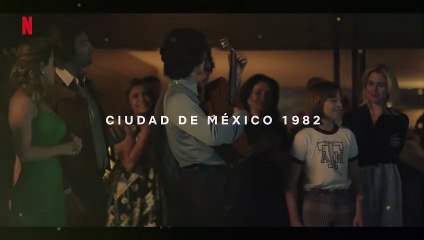 Frente a una copa Luis Miguel La Serie