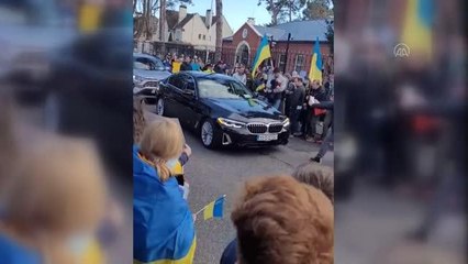 İrlanda'da protestocular Rus Büyükelçisi'nin aracını tekmeledi