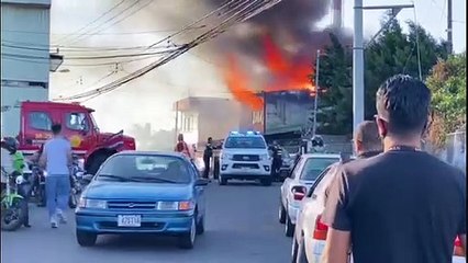 Download Video: Múltiples unidades de Bomberos atienden incendio en Zapote: Hidrantes no tienen agua