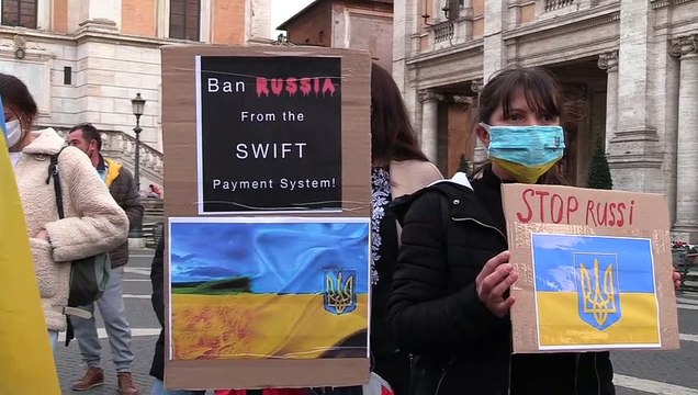 Roma, fiaccolata contro la guerra. L'appello della comunità ucraina: Aiutateci a fermare Putin