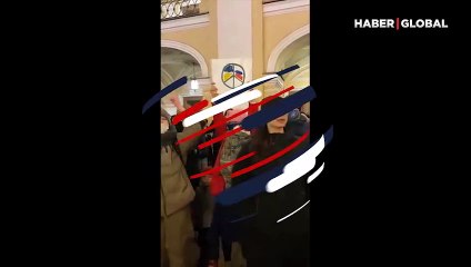 Rus polisi, bebeği kucağındaki anneyi darp ederek gözaltına aldı