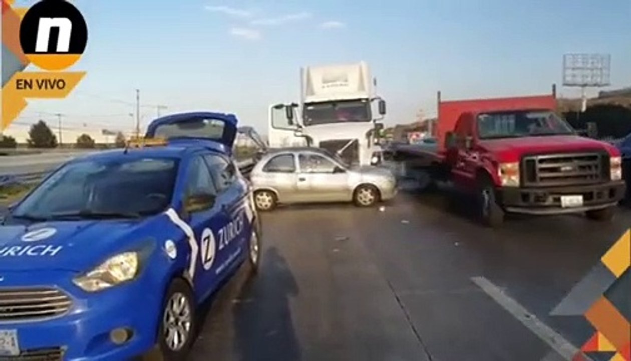 Colisiona tracto automóvil en la 57