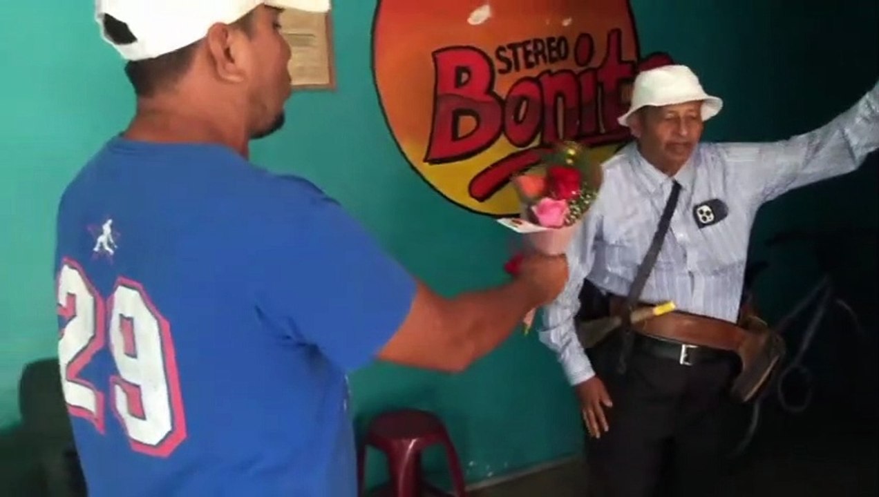 Yeison envia flores a el Apostol Santiago ZUniga que lindo