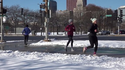 Fresh blanket of snow falls on Chicago