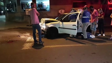 Mulher fica ferida após forte colisão no centro