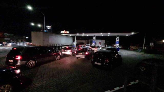 Belçika'da vatandaşlar akaryakıt istasyonları önünde kuyruklar oluştu
