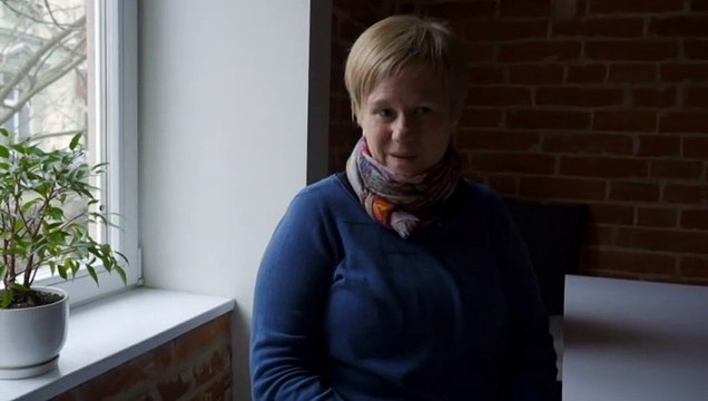 Thousands fleeing Ukraine by car, train and foot