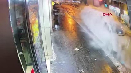 BUZ KÜTLESİNİN PARK HALİNDEKİ MİNİBÜSÜN ÜZERİNE DÜŞMESİ KAMERADA