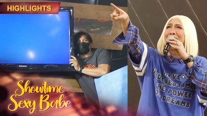 Vice gets shocked by the man fixing the TV inside the studio | It's Showtime Sexy Babe