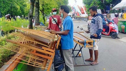 Seniman jalanan keren banget,tak semua orang bisa