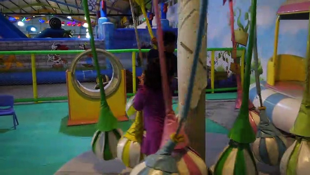 Gak naik komedi putar tapi berlari di komedi putar