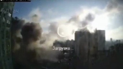 Download Video: Guerre en Ukraine - Découvrez les images impressionnantes d'un immeuble résidentiel touché par un missile à Kiev