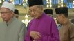 Tun Dr Mahathir Mohamad solat sunat Aidilfitri di Masjid Negara
