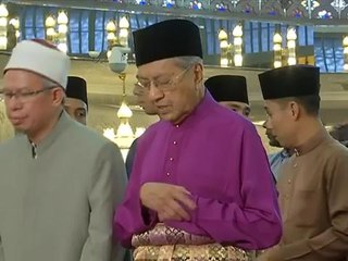 Tun Dr Mahathir Mohamad solat sunat Aidilfitri di Masjid Negara