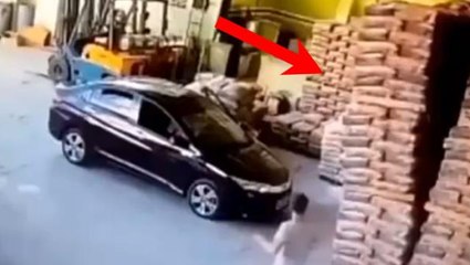 Lüks araba saniyeler içerisinde pert oldu, gencin yaptığı son hareket dikkat çekti