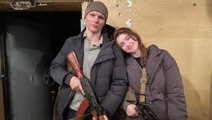 Dün evlendiler bugün cepheye gittiler! Ukraynalı genç çift vatanlarını savunmak için silah altına girdi