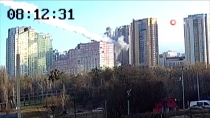 Kiev’de sivillerin yaşadığı binanın vurulma anı