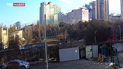 Kiev'de bir binaya füze isabet etti