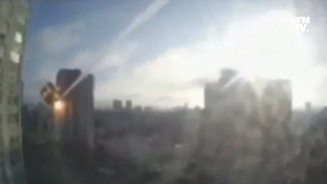 Guerre en Ukraine: les images d'un immeuble résidentiel touché par un missile à Kiev