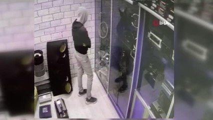 Hırsızlığa çocuğu alet etti... 7 yaşındaki hırsızın telefonu çaldığı anlar kamerada