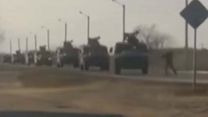 "우크라이나판 '탱크맨', 러시아군 맨몸으로 막으려 시도" / YTN