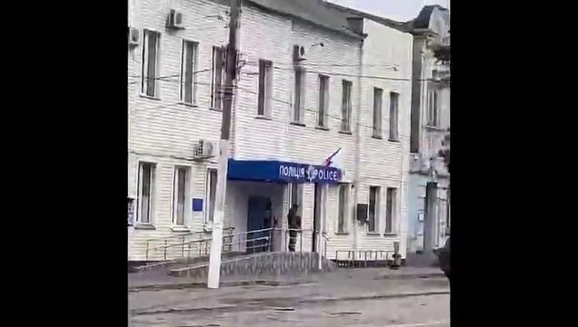 Ukrayna medyası, bugün kontrol altına alındığı açıklanan Melitopol kentindeki polis binasının üzerinde Rus bayrağı bulunan bir video yayınladı.