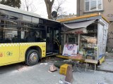 İstanbul'da İETT otobüsü halk ekmek büfesine çarptı