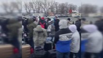 Ukrayna Romanya sınırında 20 kilometrelik kuyrukAralarında Türklerin de bulunduğu grup 6 saattir bekliyor