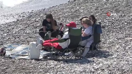 Antalya'da Şubat ayında sıcak havayı fırsat bilenler sahile koştu