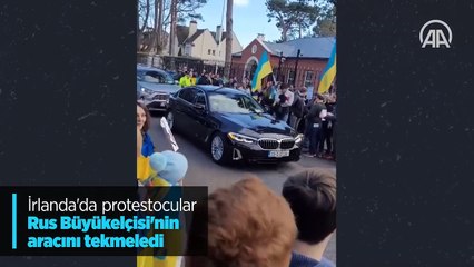 İrlanda'da protestocular Rus Büyükelçisi'nin aracını tekmeledi