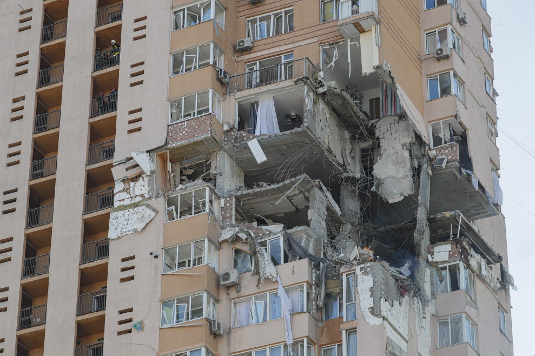 Wohnhaus in Kiew von Rakete getroffen