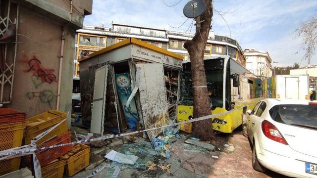 Faciadan dönüldü! İETT otobüsü Halk Ekmek büfesine daldı