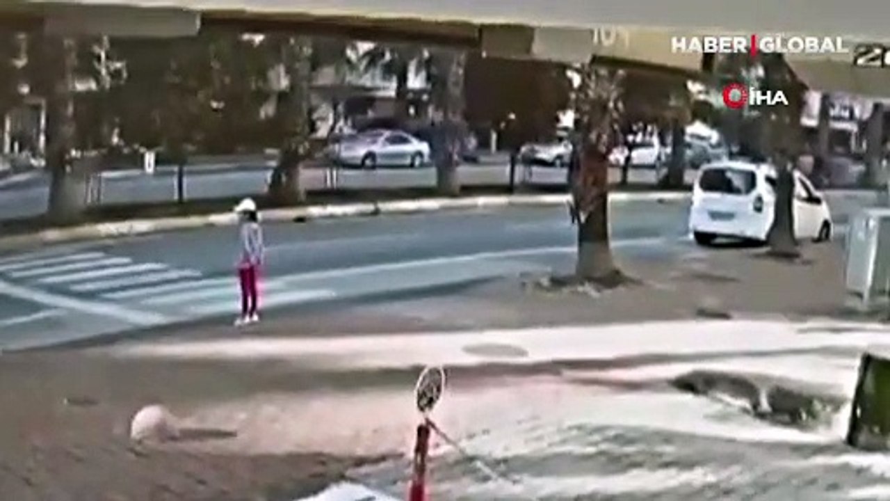 Antalya'da yaya geçidini kullanan kız çocuğuna otomobil çarptı! Kaza anı kamerada
