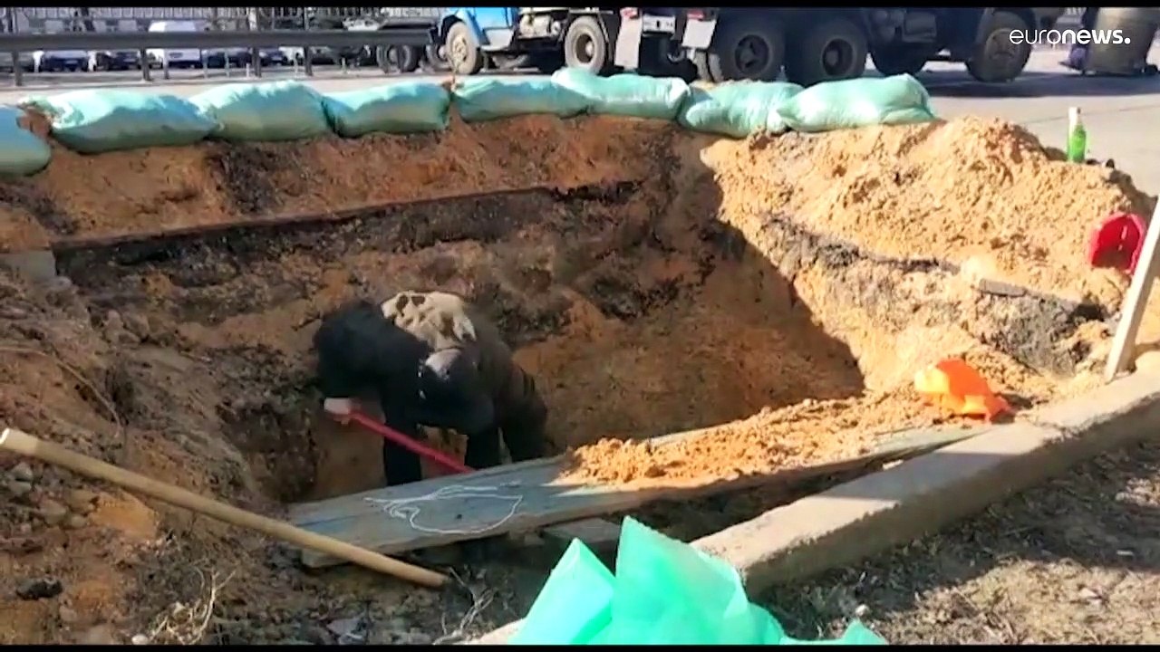 Les habitants coincés en Ukraine se construisent des abris de fortune contre l'invasion