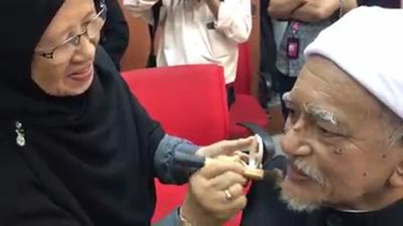 Sentuhan tangan, Si Isteri
