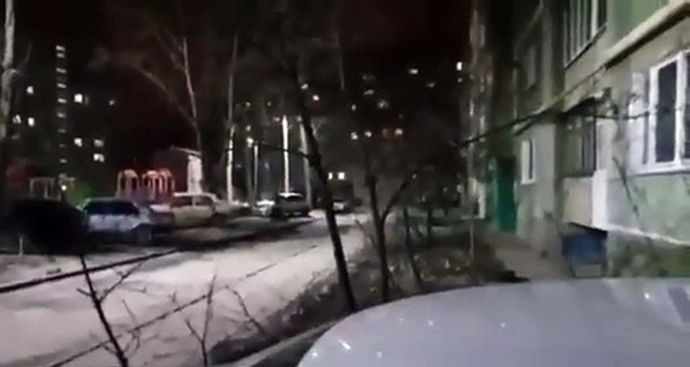 "¡Viva Ucrania!": el vecino que tocó el himno para sus vecinos durante la madrugada de bombardeos en Kiev