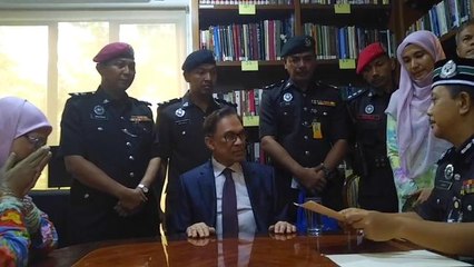 Video reaksi Datuk Seri Anwar Ibrahim ketika mendapat notis pengampunan tular!
