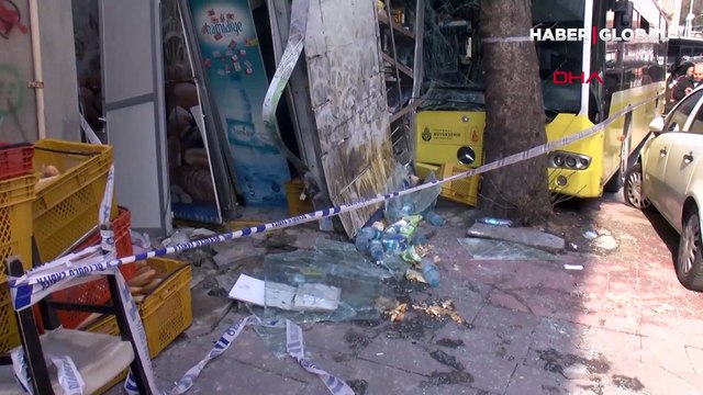 İstanbul Beyoğlu'nda İETT otobüsü Halk Ekmek büfesine çarptı