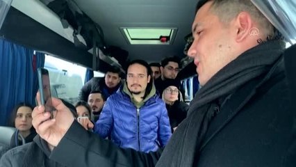 Bakan Çavuşoğlu, Ukrayna'dan tahliye edilen Türk vatandaşlarıyla görüntülü görüşme yaptı