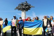 İzmir'de yaşayan Ukraynalılar, Rusya'nın saldırısını protesto etti