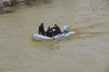 Muş'ta Karasu Nehri'nde kaybolan Yağmur için suya 50 metrelik ağ çekildi