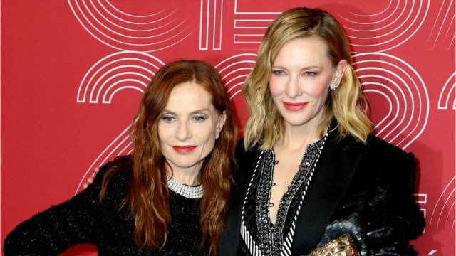 GALA VIDEO - PHOTO - César 2022 : Isabelle Huppert toujours aussi sensationnelle sur tapis rouge à 68 ans