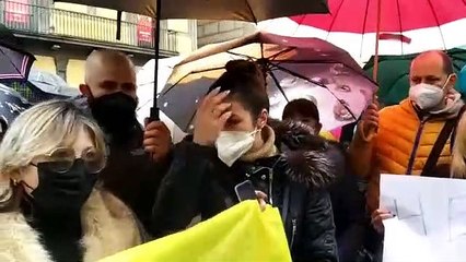 Ucraini in piazza a Napoli, la ragazza che vuole rimpatriare: "Aiutateci"