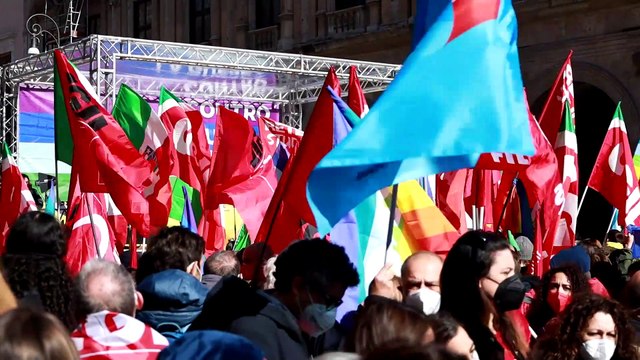 Crisi Ucraina, le bandiere della pace riempiono Piazza Santi Apostoli: Fermate la guerra subito