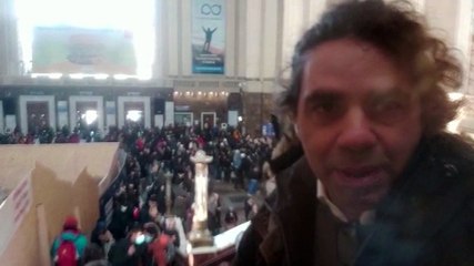 Ucraina, l'inviato Paolo Brera nella stazione centrale di Kiev: "La grande fuga verso la salvezza"